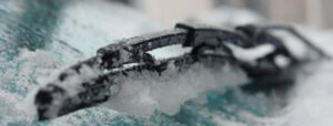 Что делать, если примерзли дворники - секреты безопасной разморозки
